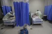 Ilustrační foto - Zdravotníci u lůžek pacientů s nemocí covid-19 v nemocnici ve městě McAllen v americkém Texasu, 20. července 2020.