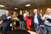 Lídr a krajský šéf ANO Roman Zarzycký (vlevo) s manželkou a spolustraníky si 3. září 2020 v Plzni připíjejí ve štábu po krajských volbách.