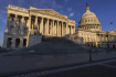 Pohled na budovu Kapitolu ve Washingtonu na snímku z 3. listopadu 2020.  Vlevo část, v níž sídlí Sněmovna reprezentantů.