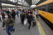 Ilustrační foto - Cestující na pražském Hlavním nádraží (na snímku z 29. prosince 2020) nastupují do rychlíku společnosti Regiojet. 