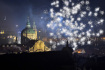 Ilustrační foto - Odpalováním zábavní pyrotechniky vítali lidé 1. ledna 2021 příchod nového roku v Praze, kde se kvůli přísným protiepidemickým opatřením nekonaly tradiční venkovní oslavy. Na snímku je pohled na město z Hradčanského náměstí.