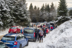 Ilustrační foto - Automobily stojí 1. ledna 2021 v horském sedle mezi Šerlichem a Velkou Deštnou v Orlických horách. Policie po poledni kvůli náporu turistů v oblasti Šerlichu v Orlických horách na více než dvě hodiny omezila provoz na příjezdové silnici z Deštného. Na silnici přes Šerlich pouštěla jen automobily, které projížděly dál. Parkoviště se zaplnilo a neukáznění řidiči, kteří parkovali, kde nemají, blokovali průjezd vozidel.