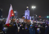 Lidé ve Varšavě protestují proti verdiktu ústavního soudu, který prakticky úplně zakázal umělá přerušení těhotenství. Nález, vydaný již loni v říjnu, tuto středu vstoupil v platnost zveřejněním ve vládním věstníku.