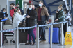 Ilustrační foto - Zdravotníci hovoří s cestujícími před odběrovým centrem v příletové hale Letiště Václava Havla v Praze na snímku z 1. února 2021.