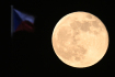 Superúplněk pozorovaný 27. dubna 2021 v Praze. Na obloze byl k vidění druhý největší Měsíc v tomto roce. Jde o jev, kdy je Měsíc v úplňku a zároveň je na své dráze kolem Země nejblíže. Je tak zhruba o desetinu průměru větší a svítí více. Dubnový superúplněk má přezdívku růžový.