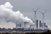Ilustrační foto - Uhelná elektrárna v Německu, v pozadí vrtule na výrobu energie z větru. Ilustrační foto. 