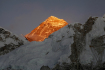 Mount Everest ozářený sluncem na snímku z 12. prosince 2015.