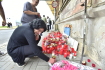 Pietní shromáždění za Roma Stanislava Tomáše, který zemřel po policejním zásahu, se konalo 26. června 2021 v Teplicích v ulici U Hřiště. Na snímku zapaluje svíčku sestra zesnulého.