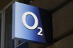 Ilustrační foto - Logo telekomunikační společnosti O2 na snímku pořízeném 13. srpna 2021 v Praze.