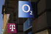 Ilustrační foto - Logo telekomunikačních společností O2 a T-Mobile na snímku pořízeném 13. srpna 2021 v Praze.