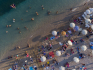 Lidé na pláži v chorvatském Dubrovníku.