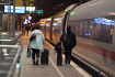 Cestující jdou kolem vlaku stojícího během stávky strojvůdců ve stanici v Kolíně nad Rýnem, 2. září 2021.