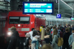 Cestující a přijíždějící vlaková souprava na hlavním nádraží v Berlíně na snímku ze 7. září 2021. 