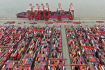 Ilustrační foto - Kontejnery v šanghajském přístavu. Ilustrační foto. 