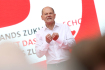 Kancléřský kandidát sociální demokracie (SPD) Olaf Scholz před svými příznivci v Kolíně nad Rýnem 24. září 2021.
