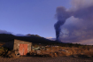 Kouř stoupá z vulkánu na španělském ostrově La Palma. 
