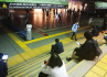 Vlaková doprava v Tokiu je 7. října 2021 pozastavena kvůli výpadku proudu  po zemětřesení, které zasáhlo japonskou metropoli. na snímku jsou čekající cestující.