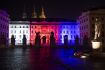 Ilustrační foto - Při příležitosti státního svátku 28. října 2021 bylo nasvíceno první nádvoří Pražského hradu ve státních barvách České republiky. Vpravo je socha prvního československého prezidenta Tomáše Garrigua Masaryka.