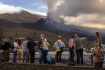 Turisté sledují 26. října 2021 erupci sopky Cumbre Vieja na ostrově La Palma.