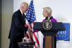 Americký prezident Joe Biden (vlevo) a předsedkyně Evropské komise Ursula von der Leyenová se setkali 31. října 2021 v Římě.