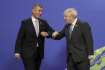 Zprava britský premiér Boris Johnson a jeho český protějšek Andrej Babiš.