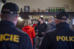 Hygienici společně s policií kontrolují v restauraci dodržování pravidel zavedených kvůli pandemii koronaviru, 4. listopadu 2021 v Milevsku. 