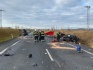 Ilustrační foto - U Spomyšle na Mělnicku se 6. listopadu 2021 ráno srazilo osobní auto s kamionem a dodávkou. Řidič osobního auta při nehodě zemřel, další dva lidé utrpěli zranění. 