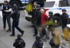 Policisté se zatčeným mužem před sídlem OSN v New Yorku, 2. prosince 2021.