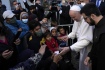 Papež František při setkání s migranty na řeckém ostrově Lesbos, 5. prosince 2021.