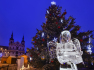 Ilustrační foto - Ledový anděl u ozdobeného vánočního stromu na snímku pořízeném 23. prosince 2021 na Masarykově náměstí v Jihlavě.