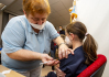 Ilustrační foto - Zdravotnice očkuje dívku vakcínou proti koronaviru 27. prosince 2021 v ústecké Masarykově nemocnici, kde začalo očkování dětí od pěti do jedenácti let.