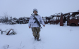 Ilustrační foto - Ukrajinský voják na hranici doněckého regionu ovládaného proruskými rebely, 31. prosince 2021. 