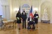 Prezident Miloš Zeman (třetí zleva) s manželkou Ivanou (vpravo) se 2. ledna 2022 na zámku v Lánech setkal s premiérem Petrem Fialou (druhý zleva) a jeho manželkou Janou (vlevo) při příležitosti tradičního novoročního oběda.