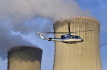 Ilustrační foto - Archivní snímek jaderné elektrárny Dukovany a vojenského vrtulníku z 10. listopadu 2021.