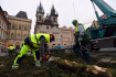 Dělníci odstraňovali 10. ledna 2022 vánoční smrk z pražského Staroměstského náměstí.