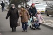 Ilustrační foto - Místní občané procházejí ulicí v Almaty 11. ledna 2022.