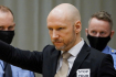 Norský soud se dnes dopoledne začne zabývat žádostí o podmíněné propuštění teroristy Anderse Behringa Breivika (na snímku), který při atentátech v roce 2011 zabil 77 lidí. 