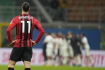 Fotbalista AC Milán Zlatan Ibrahimovic sleduje radující se hráče týmu Spezia v utkání 22. kola italské ligy.