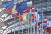 Vlajky EU a členských zemé před budovou Evropského parlamentu ve Štrasburku.