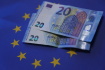 Eurové bankovky a mince byly fyzicky zavedené v eurozóně 1. ledna 2002. Letos si tento projekt připomíná 20 let trvání. 