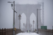 Východní pobřeží Spojených států zasáhla 29. ledna 2022 silná bouře. Na snímku sněhem pokrytý Brooklynský most v New Yorku.