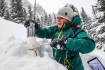 Botanička Správy Krkonošského národního parku (KRNAP) Petra Šťastná měřila 2. února 2022 množství sněhu v lokalitě Schustlerova zahrádka v Labském dole.