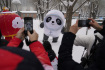 Lidé si fotografují olympijského maskota  Bing Dwen Dwen 13. února 2022 v Pekingu.