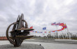 Vlajky členských zemí NATO a znak organizace před sídlem v Bruselu. Ilustrační foto. 