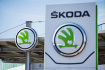 Logo automobilky Škoda Auto u hlavní vjezdové brány do velkoskladu Škoda Parts Center v Mladé Boleslavi-Řepově.
