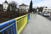 Při opravě mostu nedaleko budovy ruského velvyslanectví v pražské Bubenči přemalovali 3. března 2022 pracovníci Technické správy komunikací zábradlí žlutomodrou barvou jako symbolickou podporu Ukrajiny napadené Ruskem.