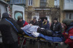 Ilustrační foto - záchranáři nakládají do sanitky člověka zraněného při ostřelování ukrajinského Mariupolu, 2. března 2022.