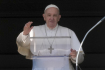 Ilustrační foto - Papež František při svém požehnání poutníkům na Svatopetrském náměstí 6. března 2022.