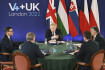 Britský premiér Boris Johnson (uprostřed) na setkání s premiéry V4 (zleva) Mateuszem Morawieckým z Polska, Petrem Fialou z ČR, Eduardem Hegerem ze Slovenska a Viktorem Orbánem z Maďarska v Londýně 8. března 2022.