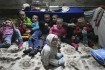 Děti se schovávají v protileteckém krytu v ukrajinském Mariupolu  6. března 2022.